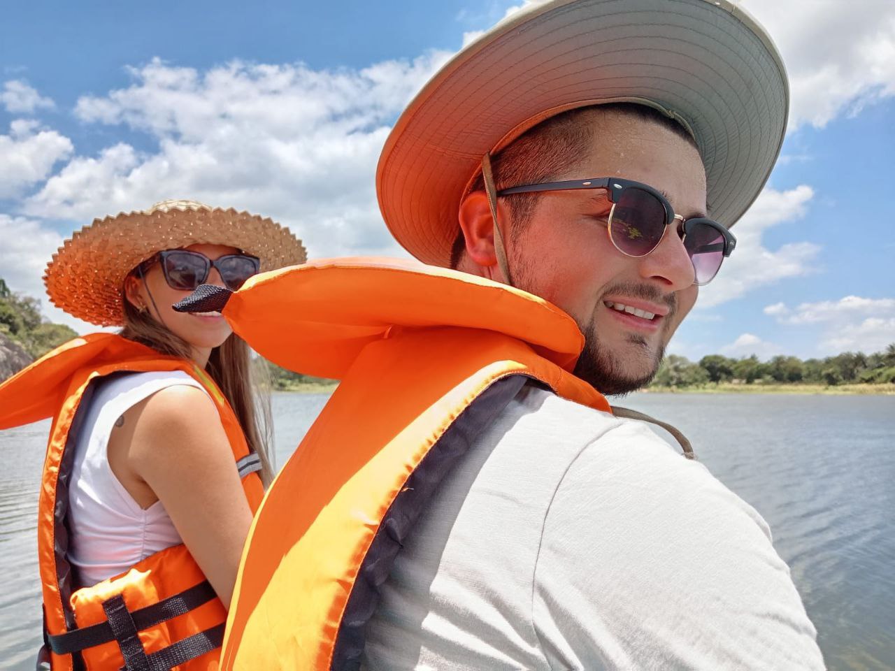 Group photo in beautiful natural setting – Sri Lanka private tour with Maalaka